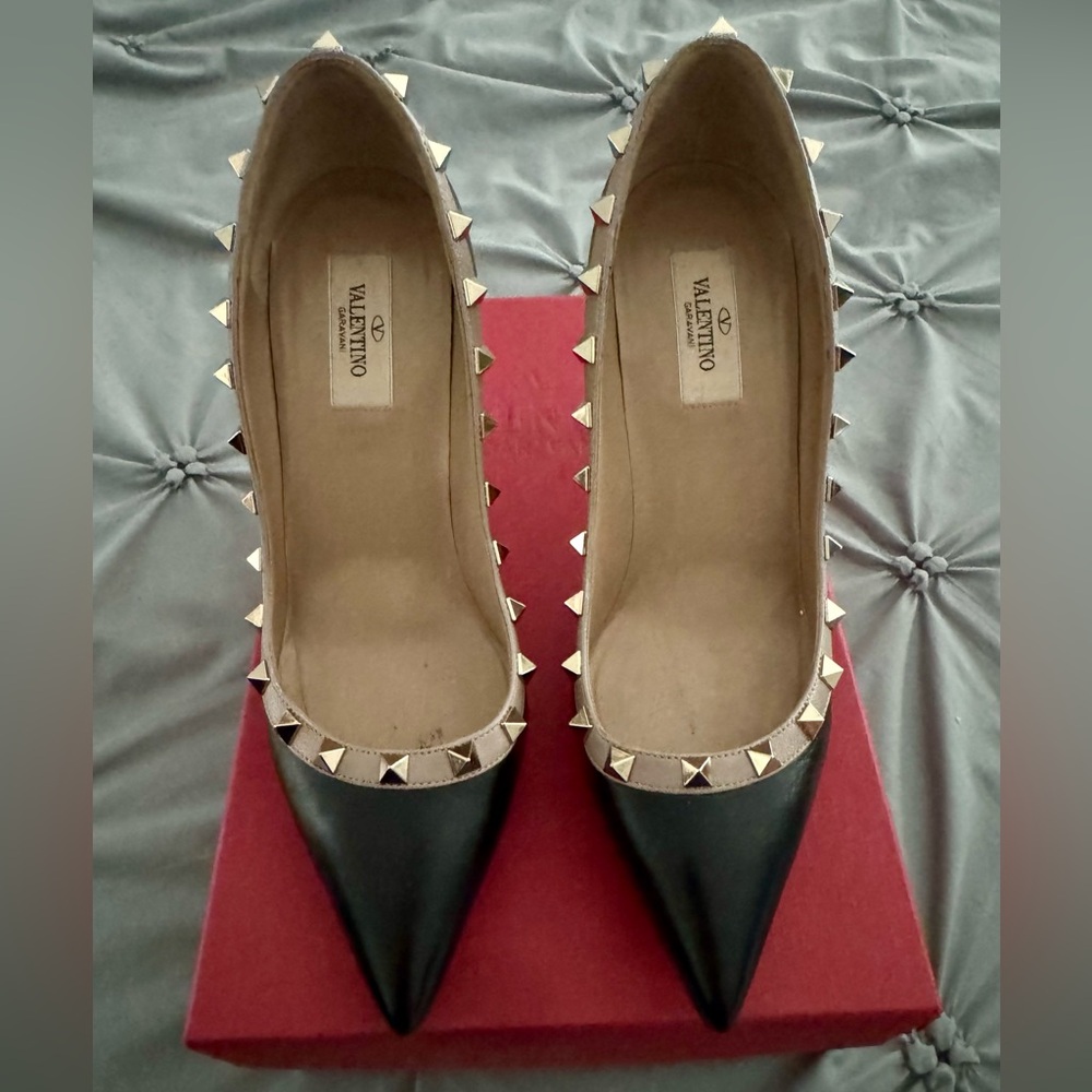 Valentino Garavani Black Leather Pointed Pumps with Rockstud Trim Size 38/7.5